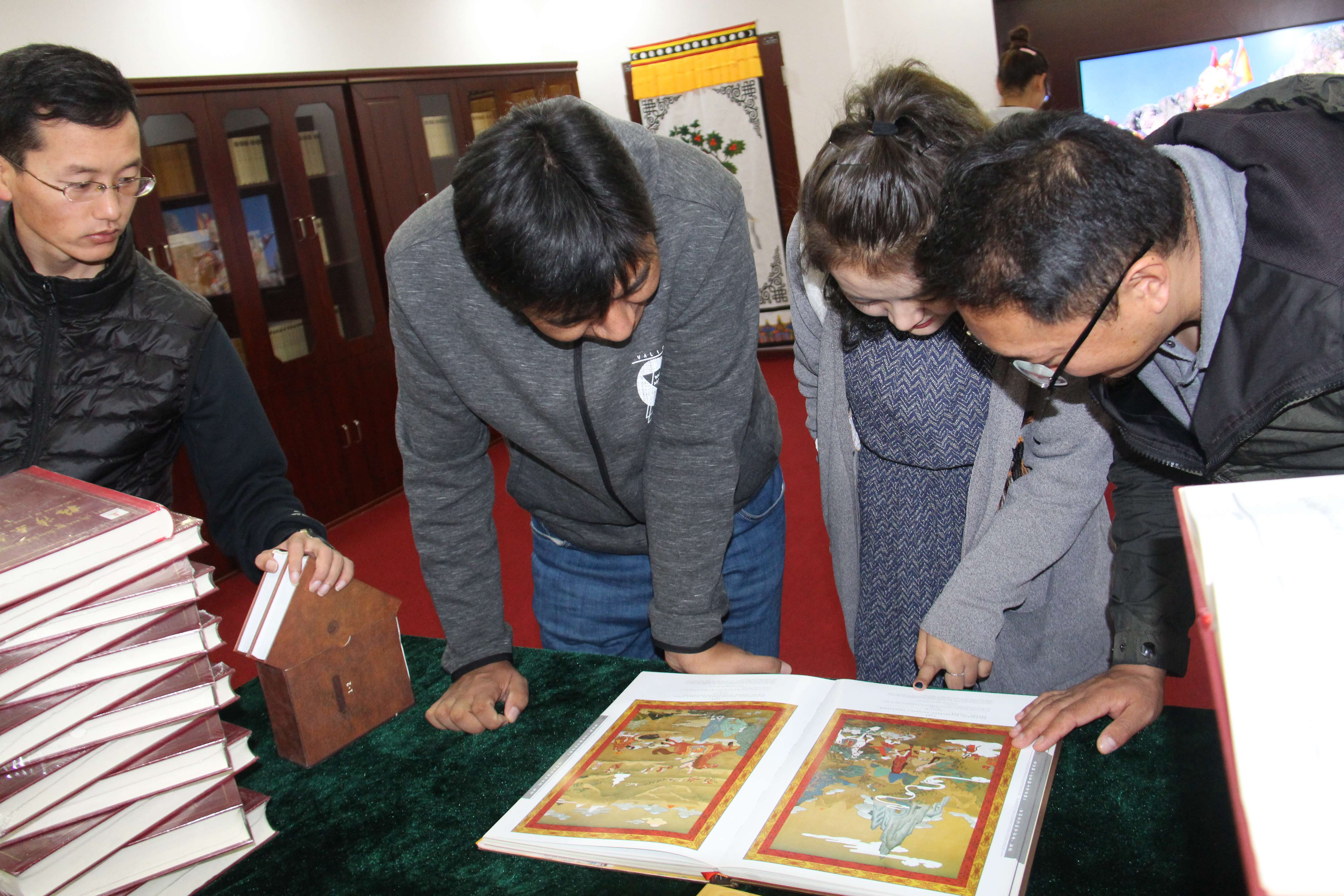 9观众在格萨尔学文学馆参观3.jpg