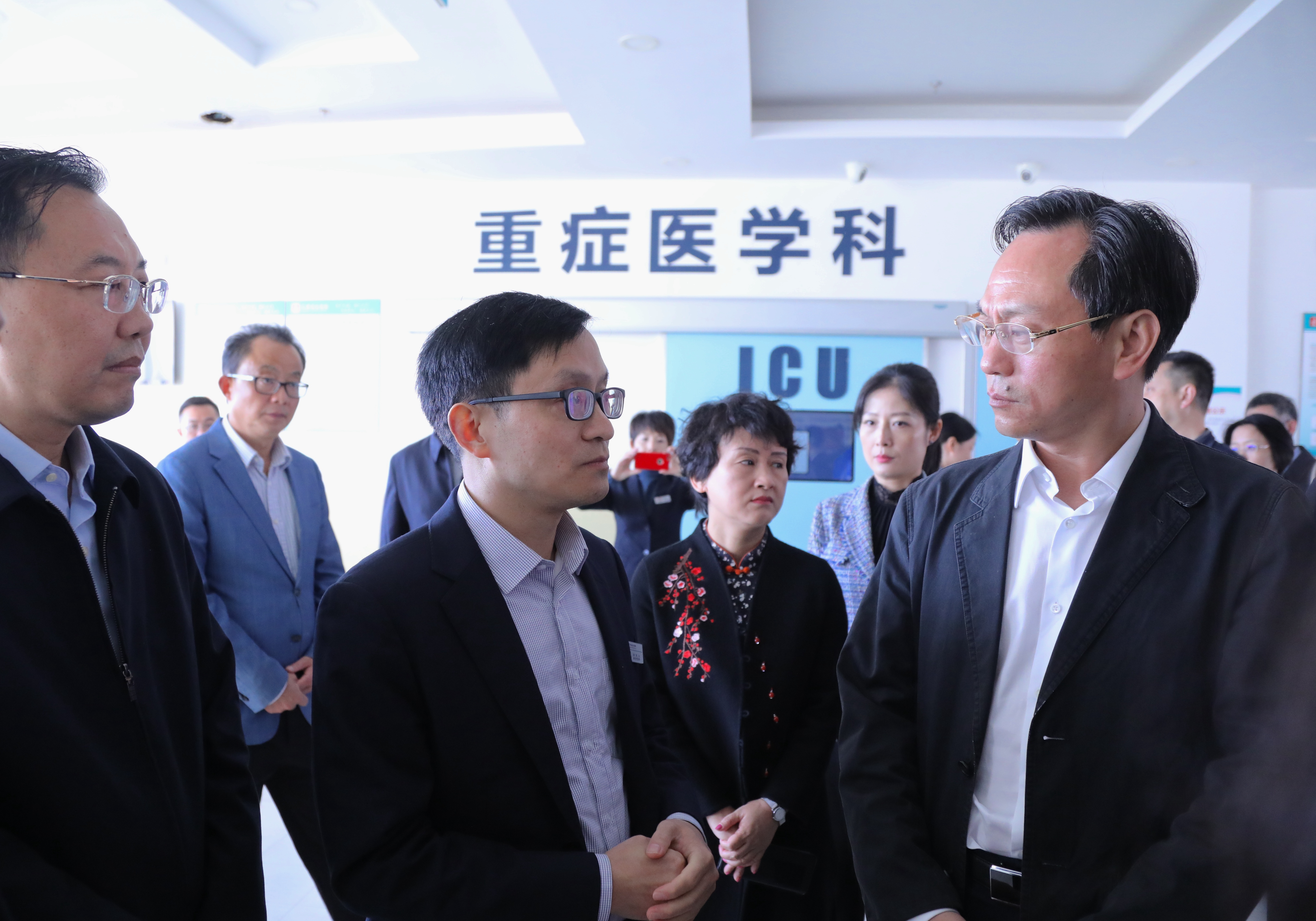 四川省教育厅厅长李江看望慰问仁寿受伤教师及其家属