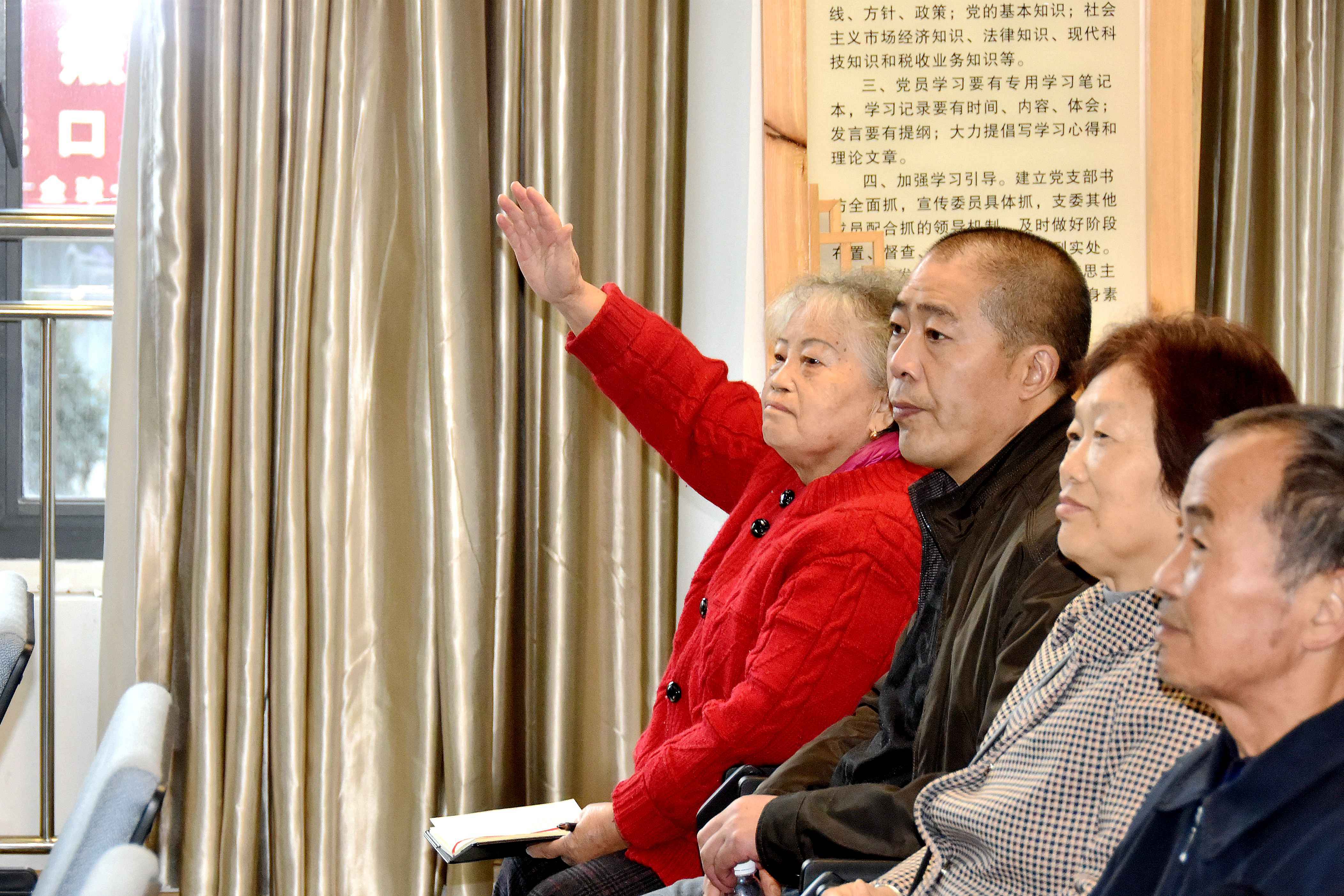 图2 老年居民听到激动处,频频互动.jpg 图2 老年居民听到激动处,频频互动.jpg