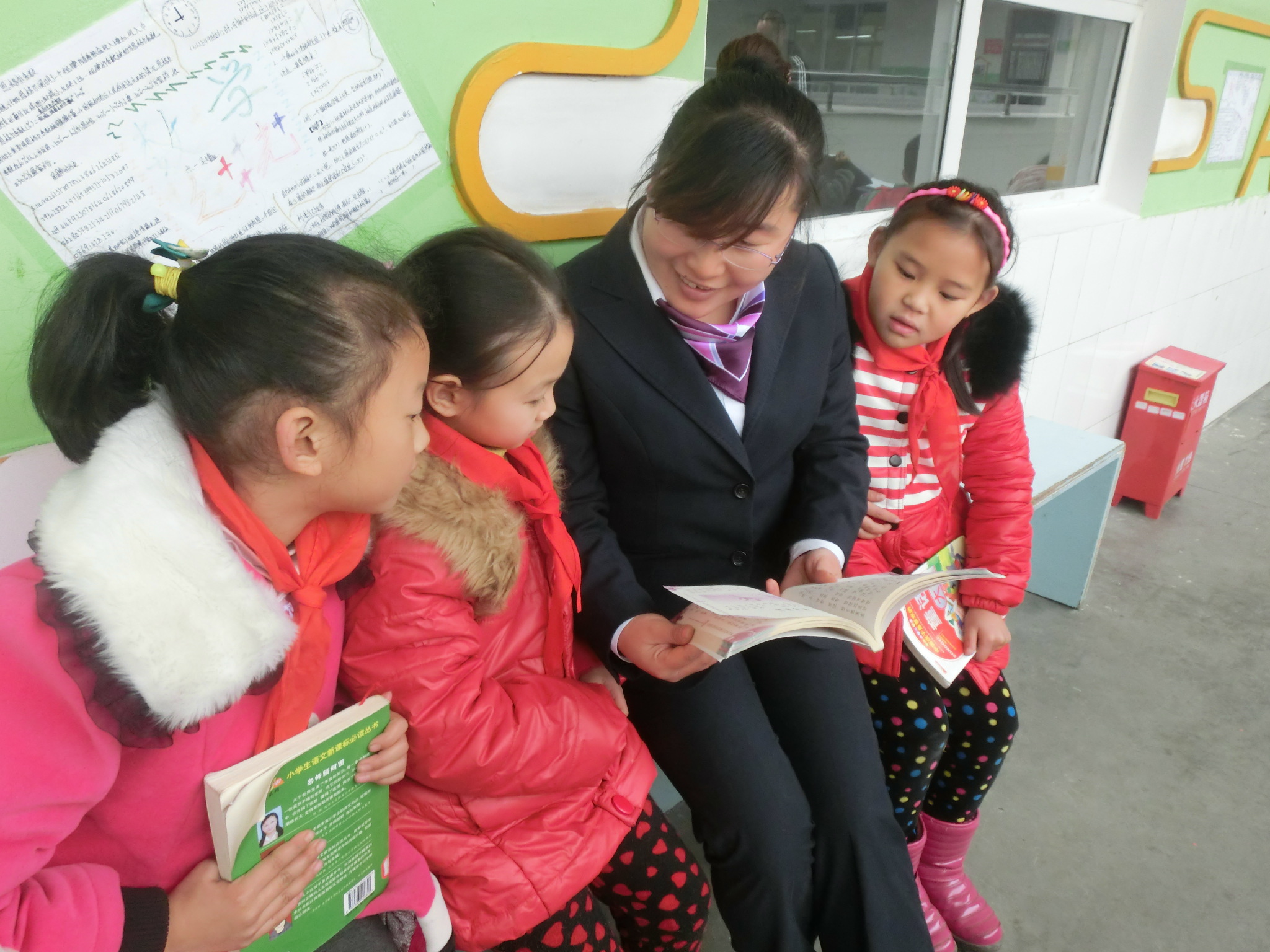 成都 邛崃 石头小学 王毅 和学生在一起看书.jpg