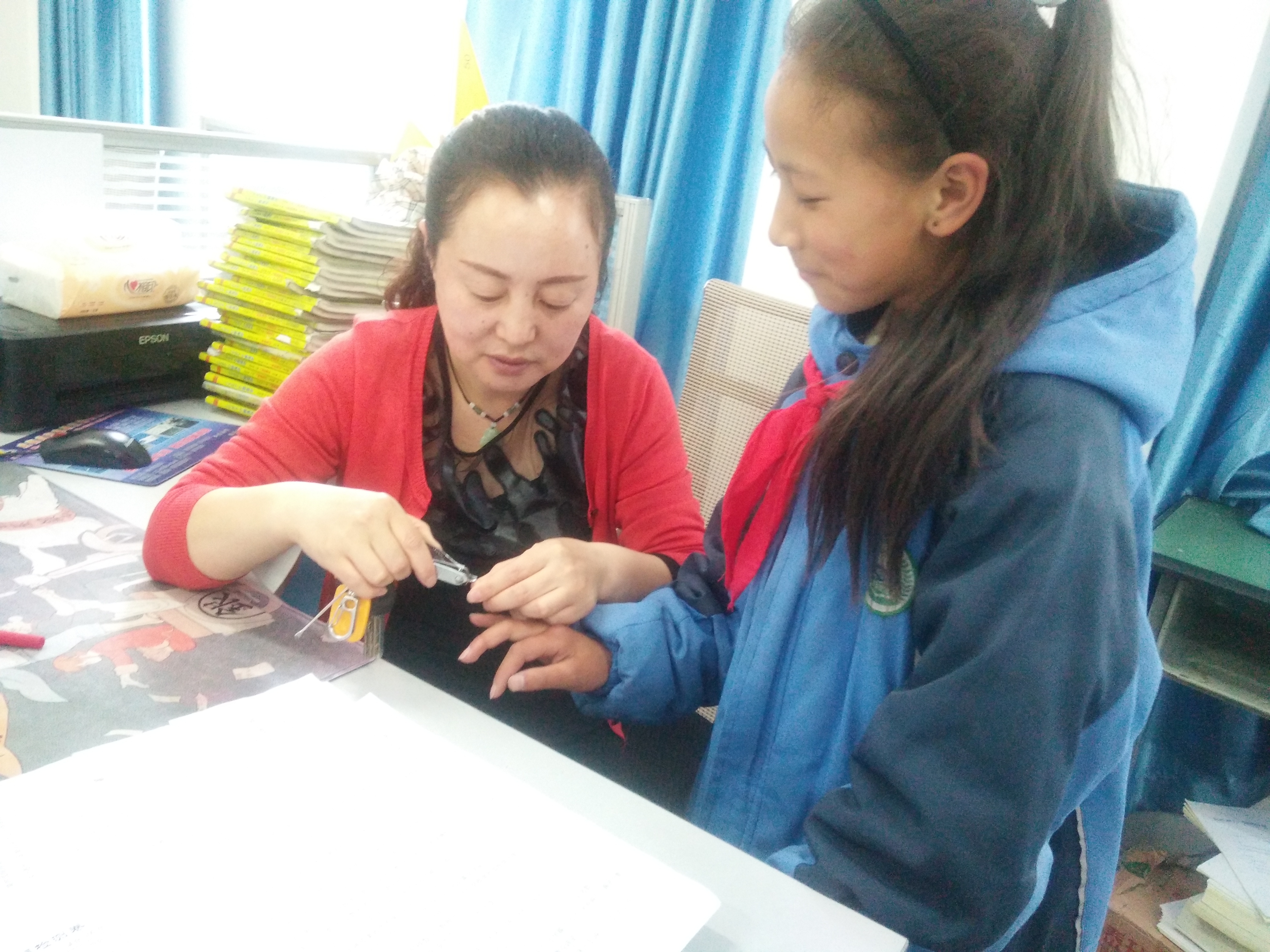 为藏族学生剪指甲.jpg 为藏族学生剪指甲.jpg