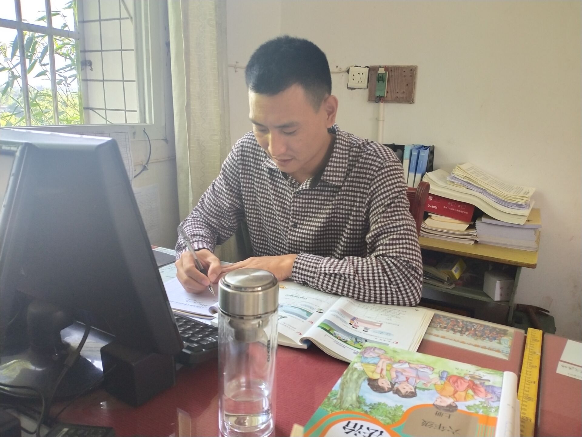 最美乡村教师丨谭英练:三尺讲台一生深情