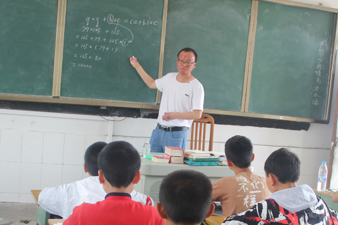 最美乡村教师 | 雷家平:烧伤老师用“一指”守护教育净土