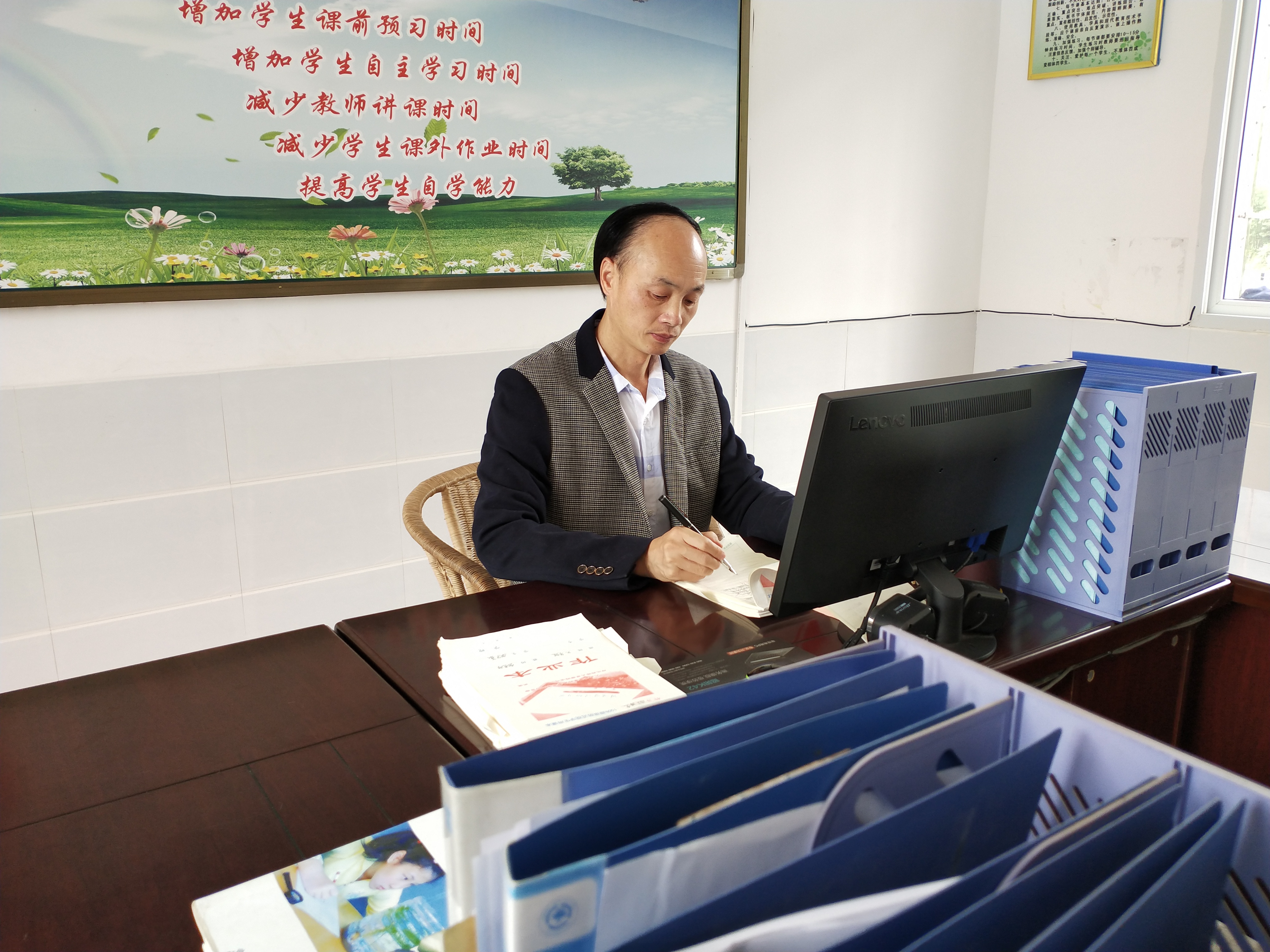 最美乡村教师 | 张登义:倾力耕耘护村校,身体力行营教育
