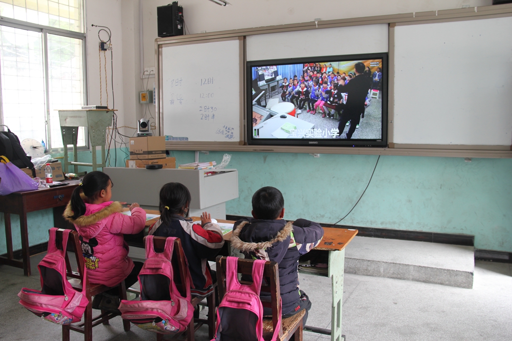 硗碛藏族乡和平村小学生与实验小学学生同上音乐课.JPG