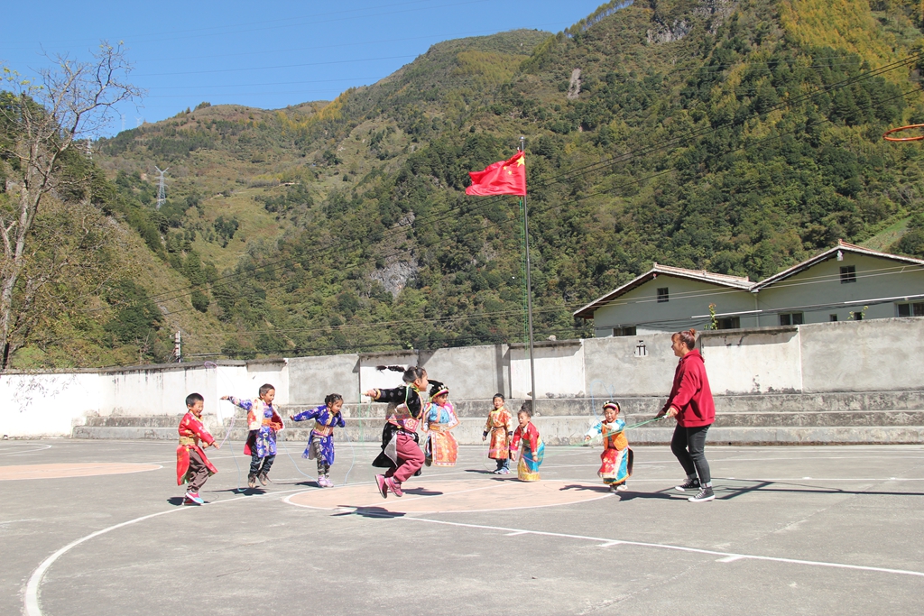 硗碛藏族乡和平小学课间活动.JPG