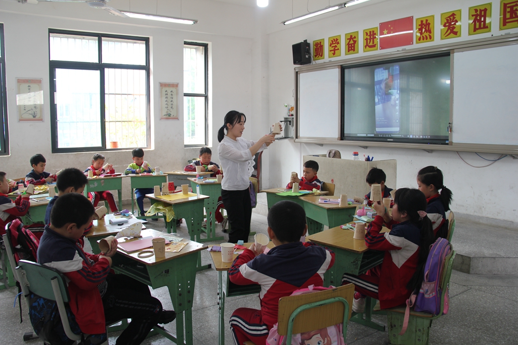 联盟学校的手工课.JPG