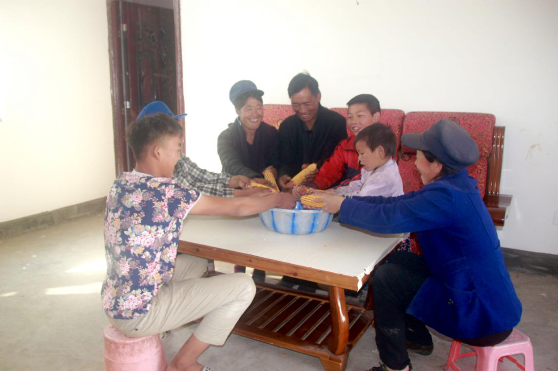 觉撒乡贫困户在成都理工大学捐赠的家具中愉快生活.png 觉撒乡贫困户在成都理工大学捐赠的家具中愉快生活.png