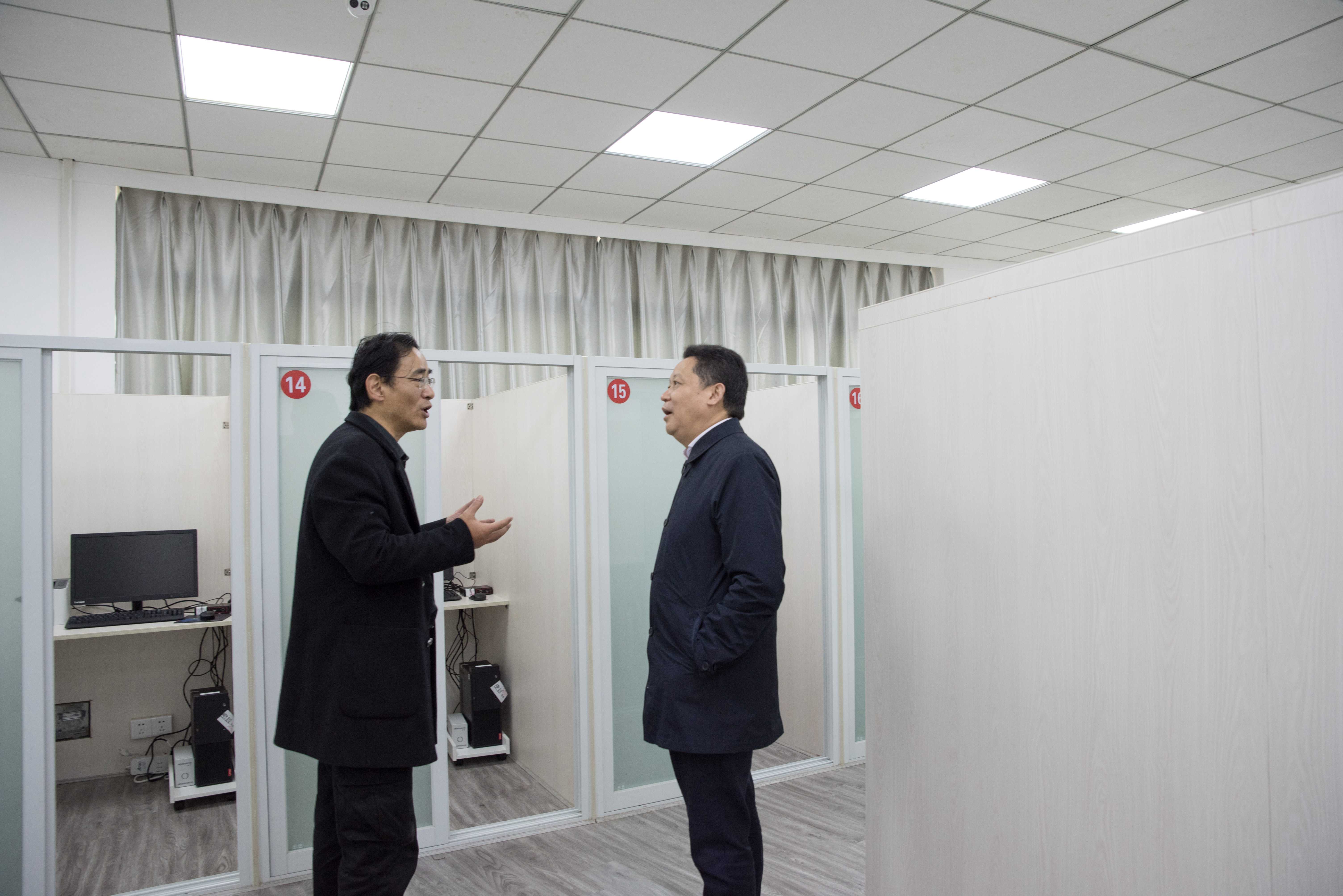 杨兴平走进西华大学自命题室,听取学校负责人汇报考试制度建设。_DSC7705-7.jpg 杨兴平走进西华大学自命题室,听取学校负责人汇报考试制度建设。_DSC7705-7.jpg
