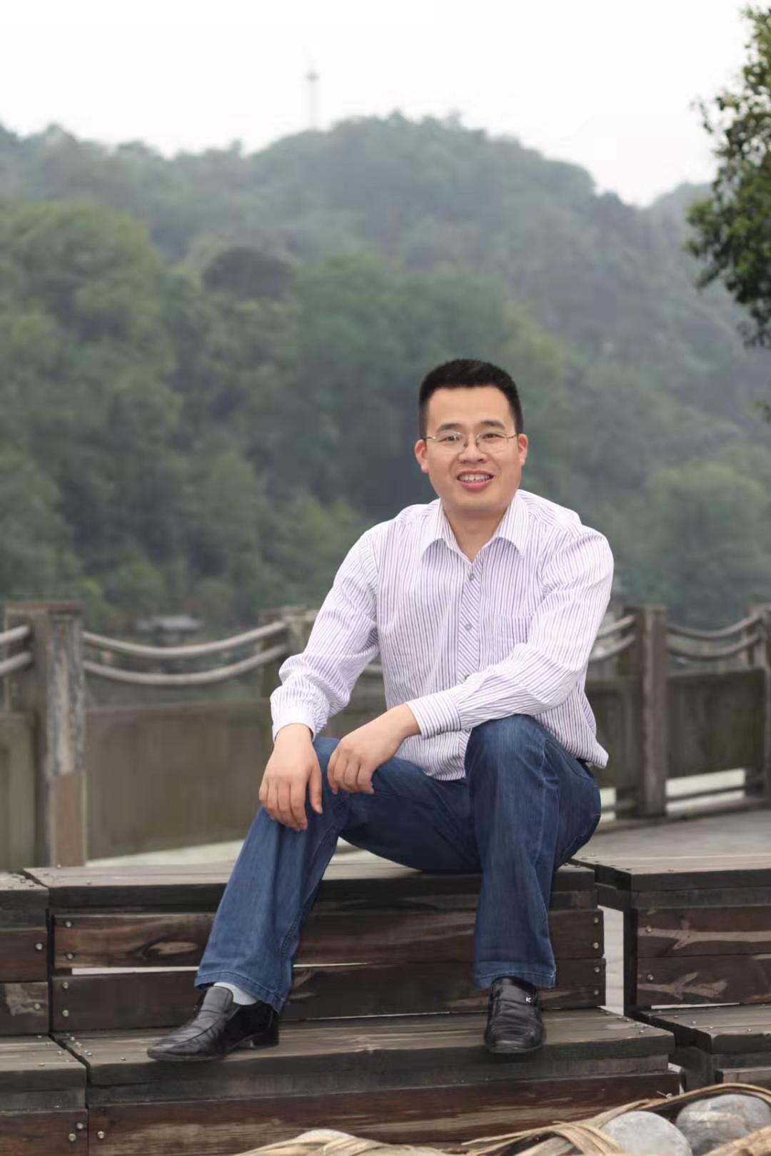 刘小龙2.jpg 刘小龙2.jpg