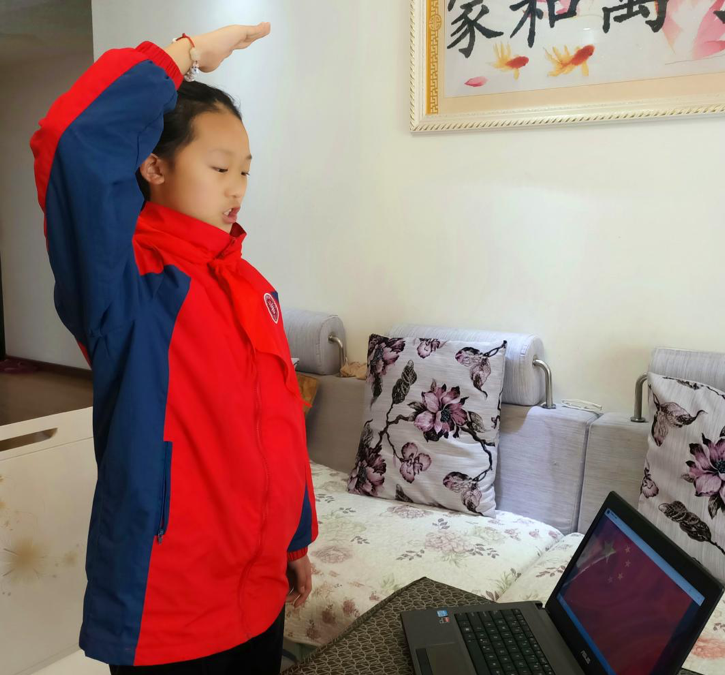 向国旗敬礼,为防疫支招,古蔺县师生“宅”家上开学第一课