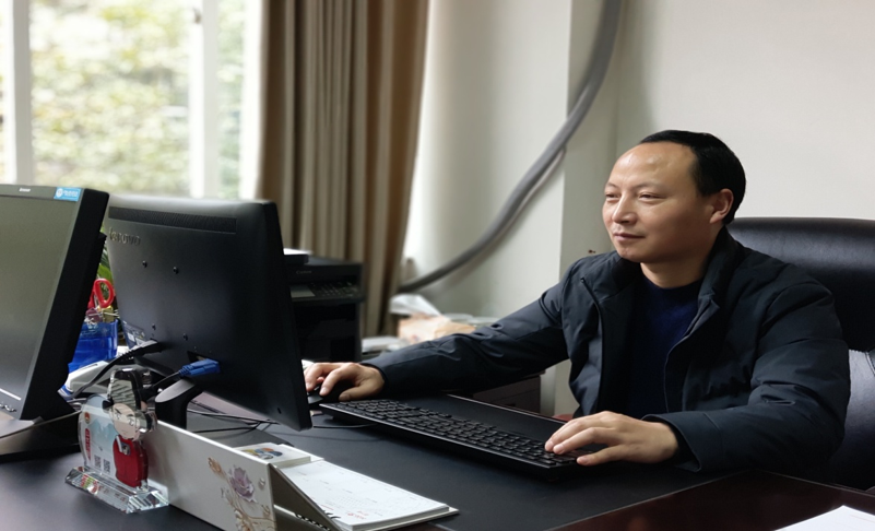 争取15吨消毒液免费分发到25所学校，乐山这名科长有点“疯”