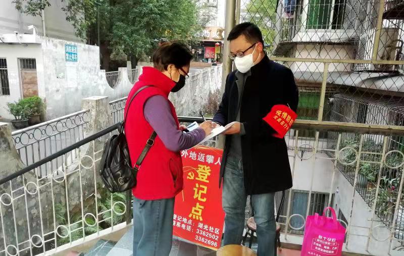 党员志愿者冲锋在前,攀枝花市筑牢教体系统防疫堡垒