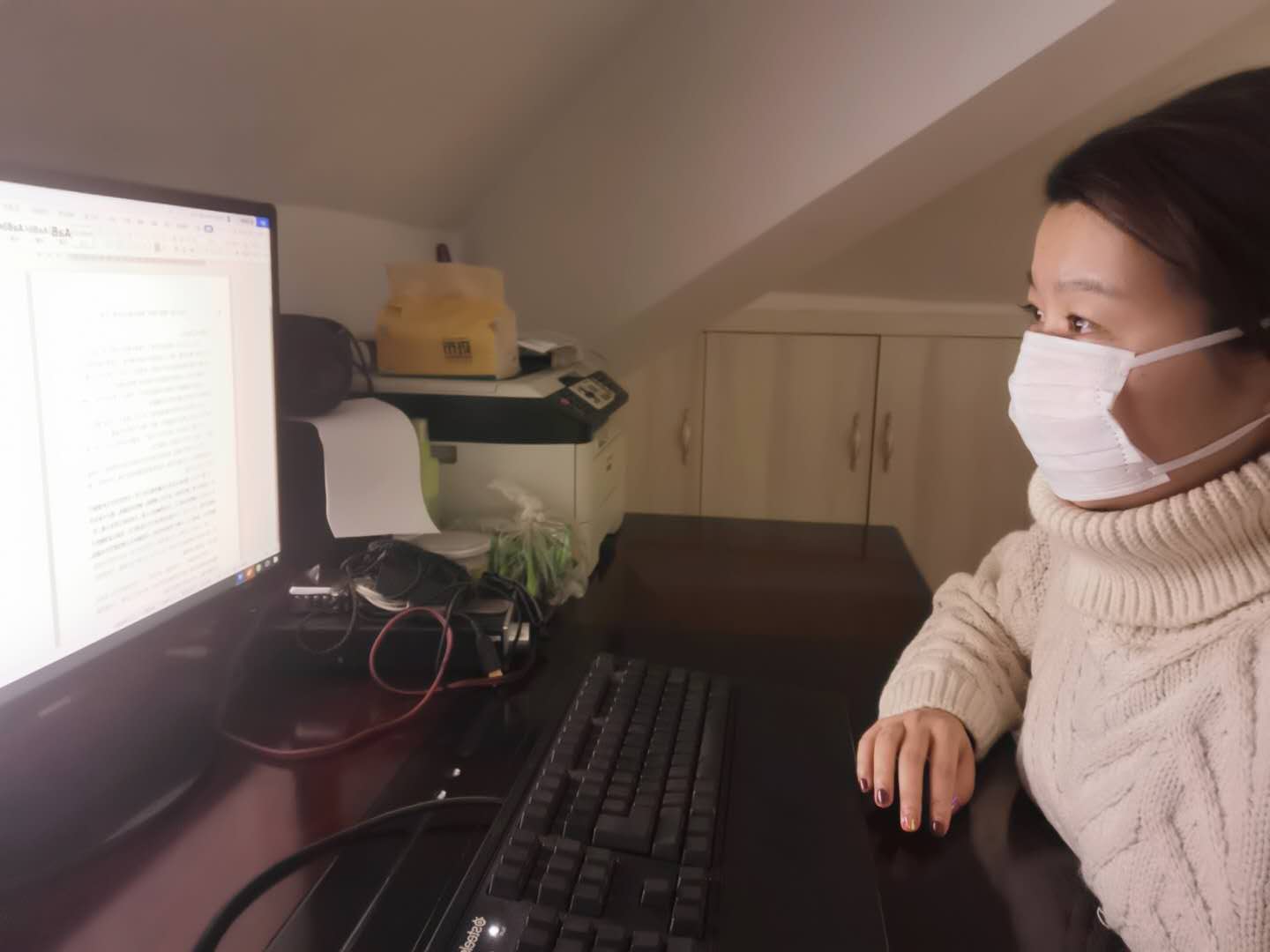梓橦路学校郭静加班完成宣传工作.jpg