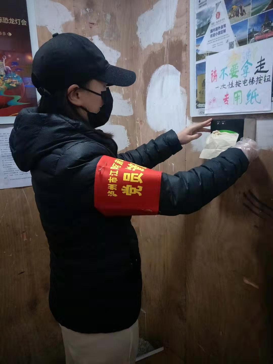 梓小渔子溪学校周霞做好小区防控工作.jpg