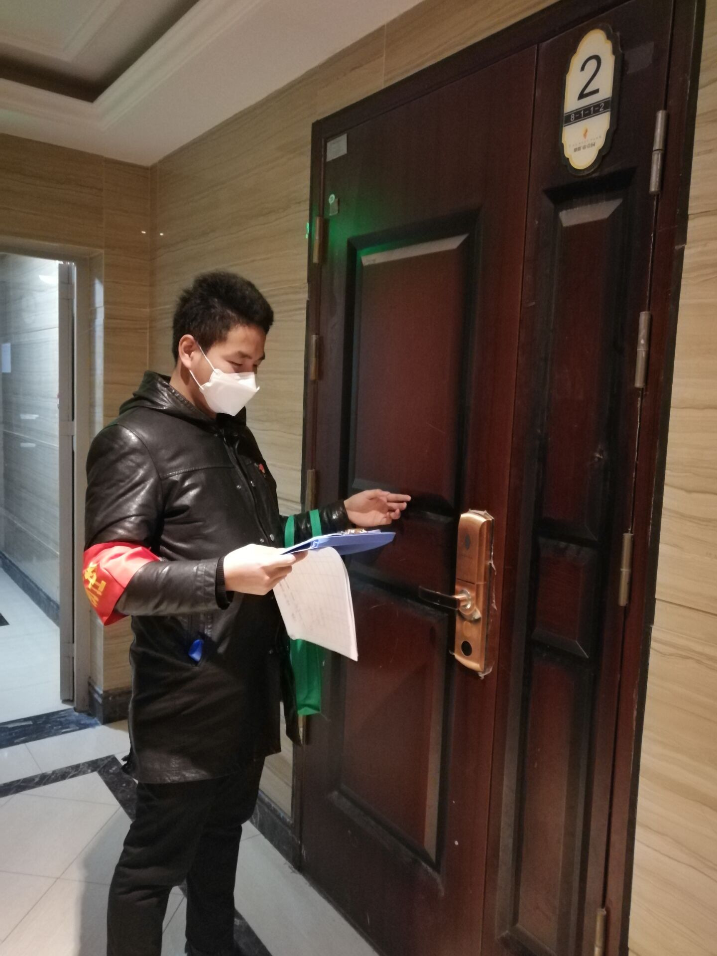 党政办主任伍强开展入户调查.jpg 党政办主任伍强开展入户调查.jpg