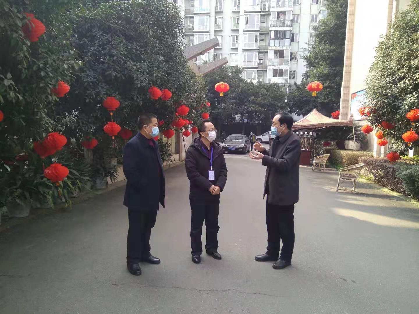 东坡区教体局主要负责人在眉山一中检查疫情防控工作，听取高三学生网上学习情况。.JPG