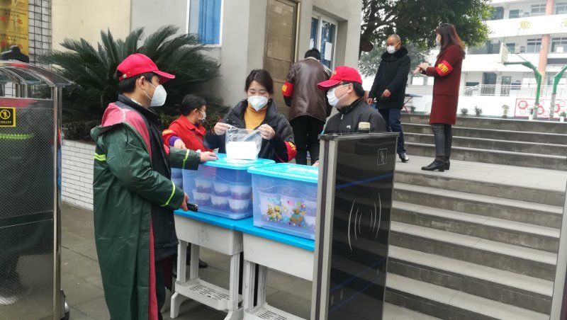 双加王霞在分发暖心午餐.jpg 双加王霞在分发暖心午餐.jpg