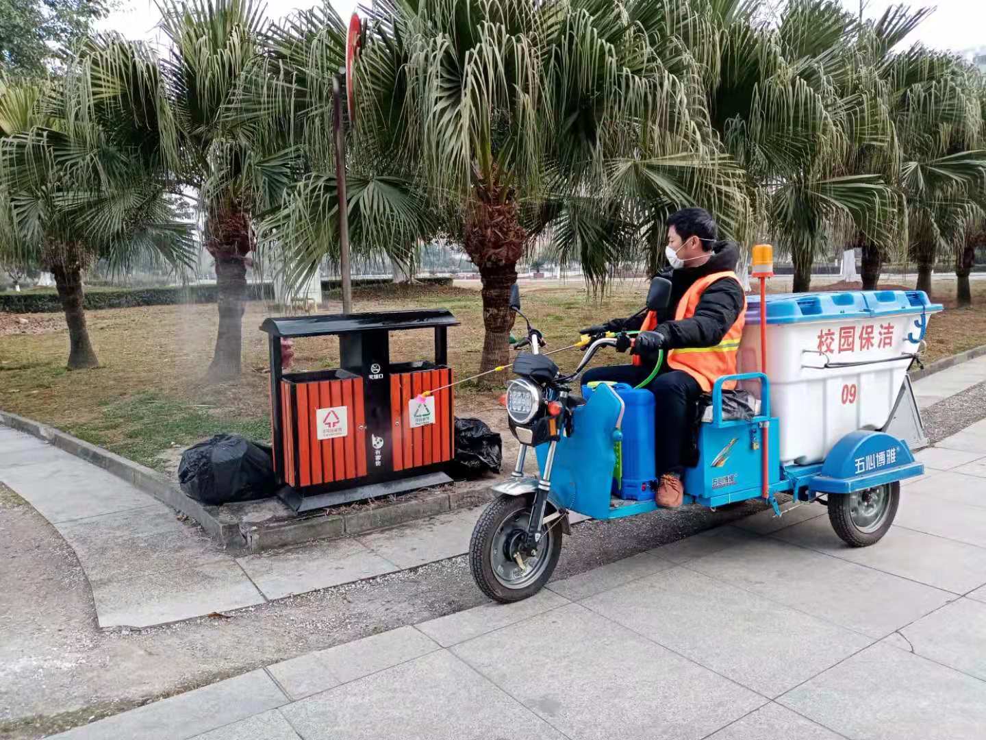 全校消毒进行时 (6).jpg 全校消毒进行时 (6).jpg