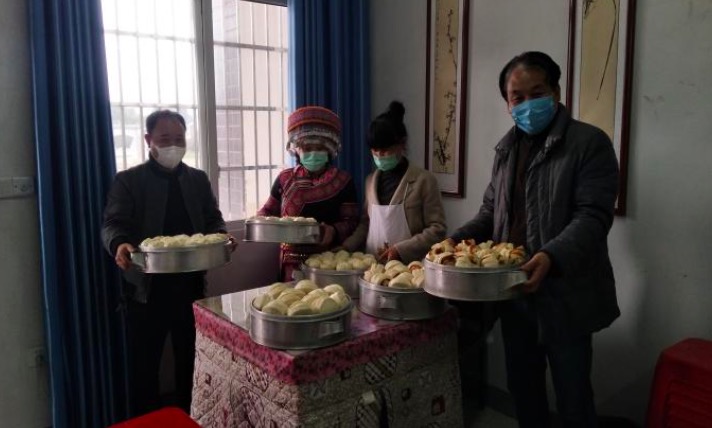兴文县:苗乡教师自制手工大包,为外地教师送温暖