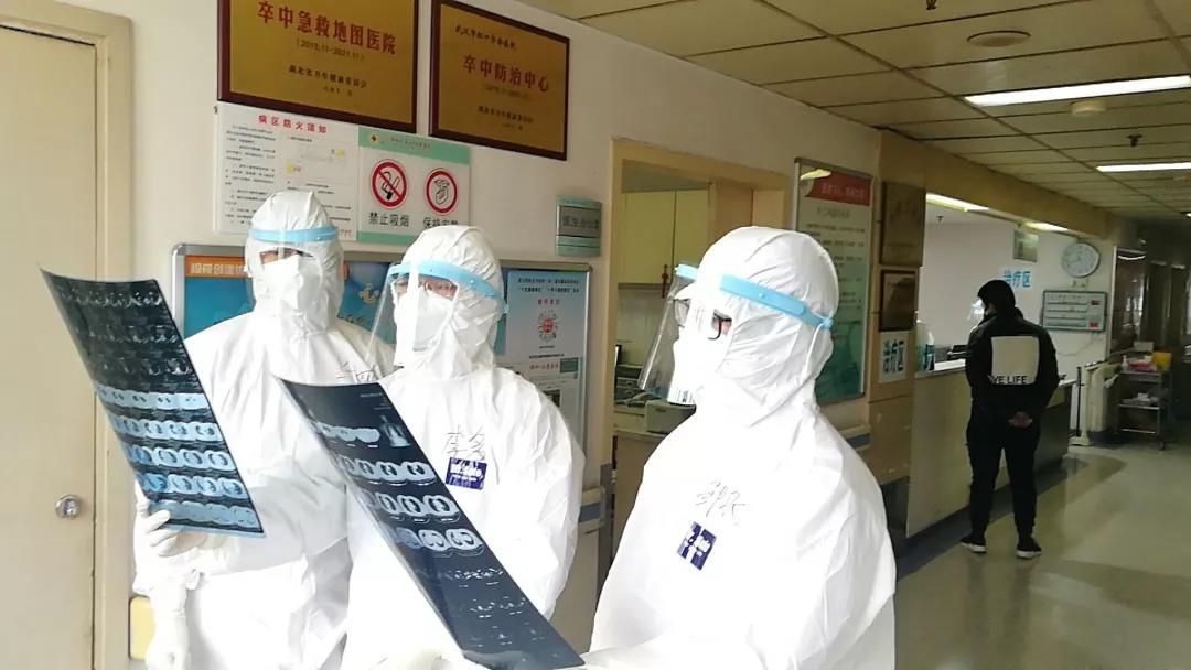 西南医科大学知联会会员、附属医院呼吸科副主任医师兰四友和感染科副教授邹永胜在武汉市红十字会医院集体阅片.jpg 西南医科大学知联会会员、附属医院呼吸科副主任医师兰四友和感染科副教授邹永胜在武汉市红十字会医院集体阅片.jpg