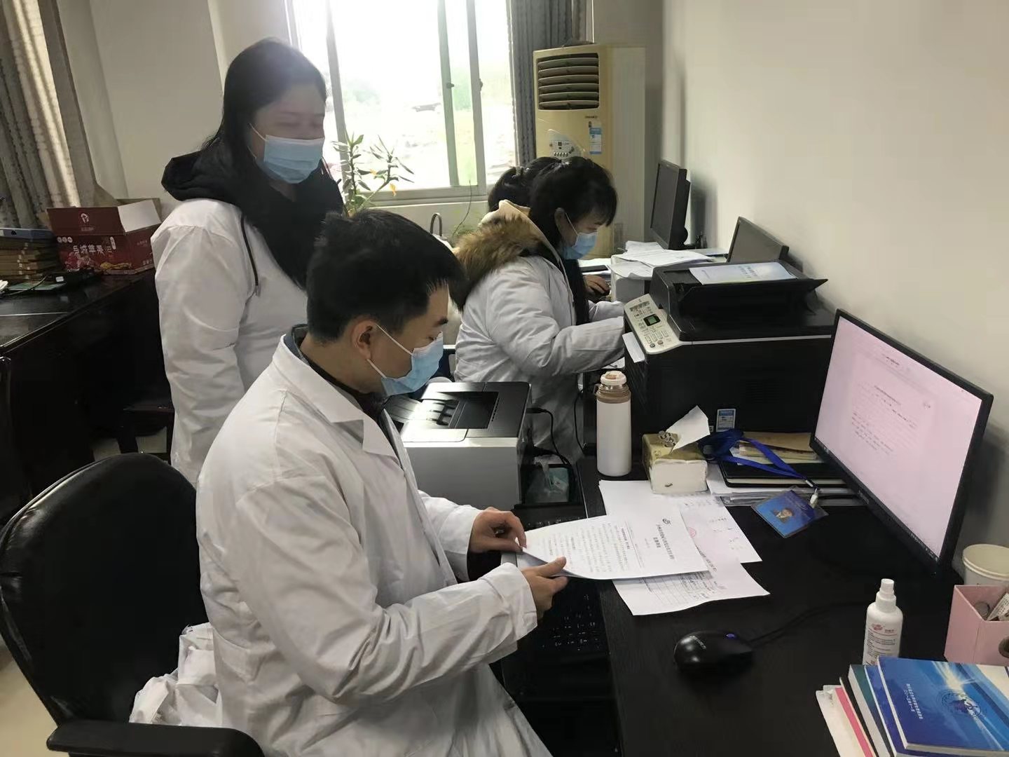 职工党员、公共卫生学院教师范颂博士在市疾控中心参加疫情防控工作1.jpg 职工党员、公共卫生学院教师范颂博士在市疾控中心参加疫情防控工作1.jpg