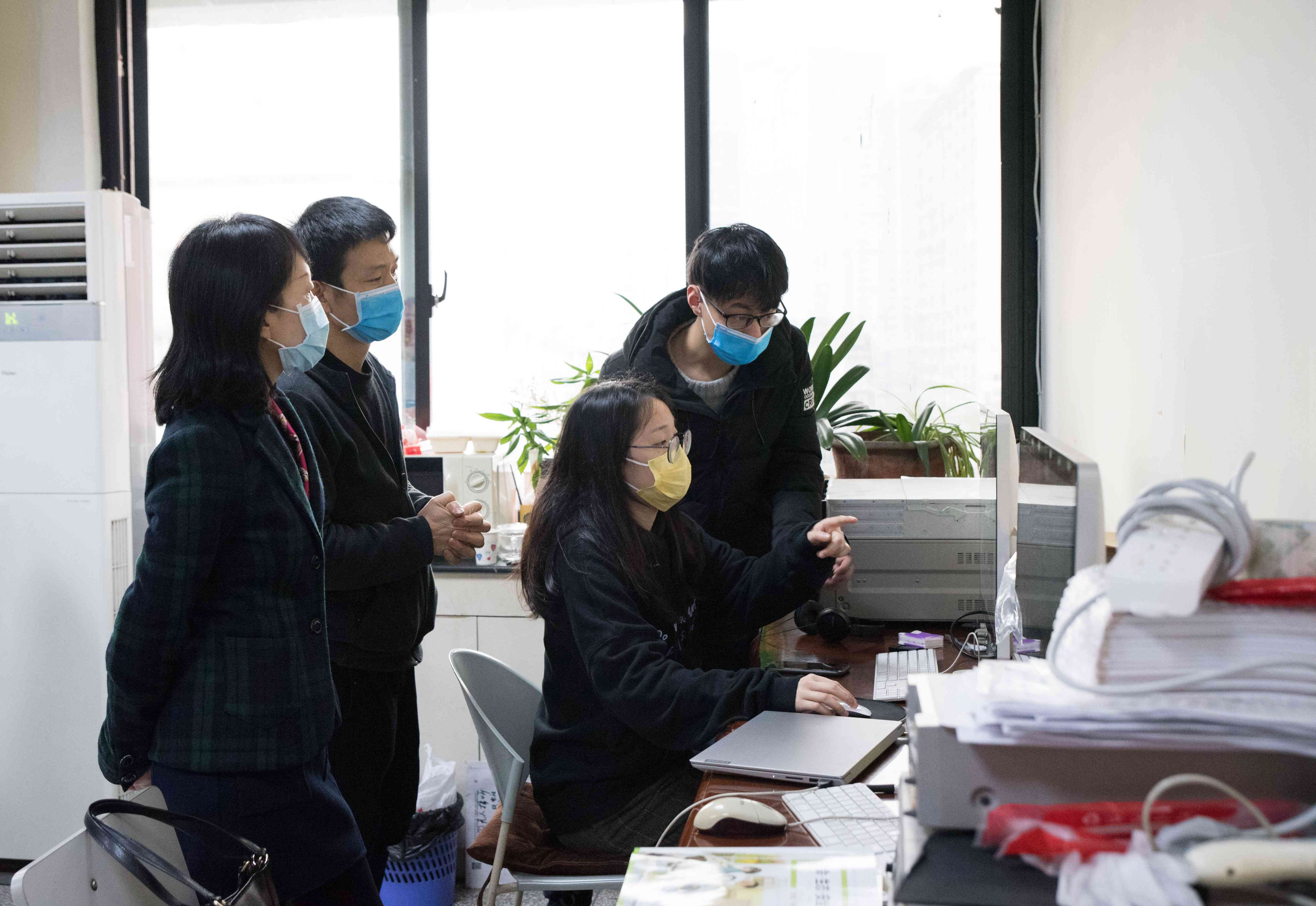 录课结束,电教馆工作人员立马开始剪辑制作,文莉(左一)在一旁观看。_DSC0566-5.jpg 录课结束,电教馆工作人员立马开始剪辑制作,文莉(左一)在一旁观看。_DSC0566-5.jpg