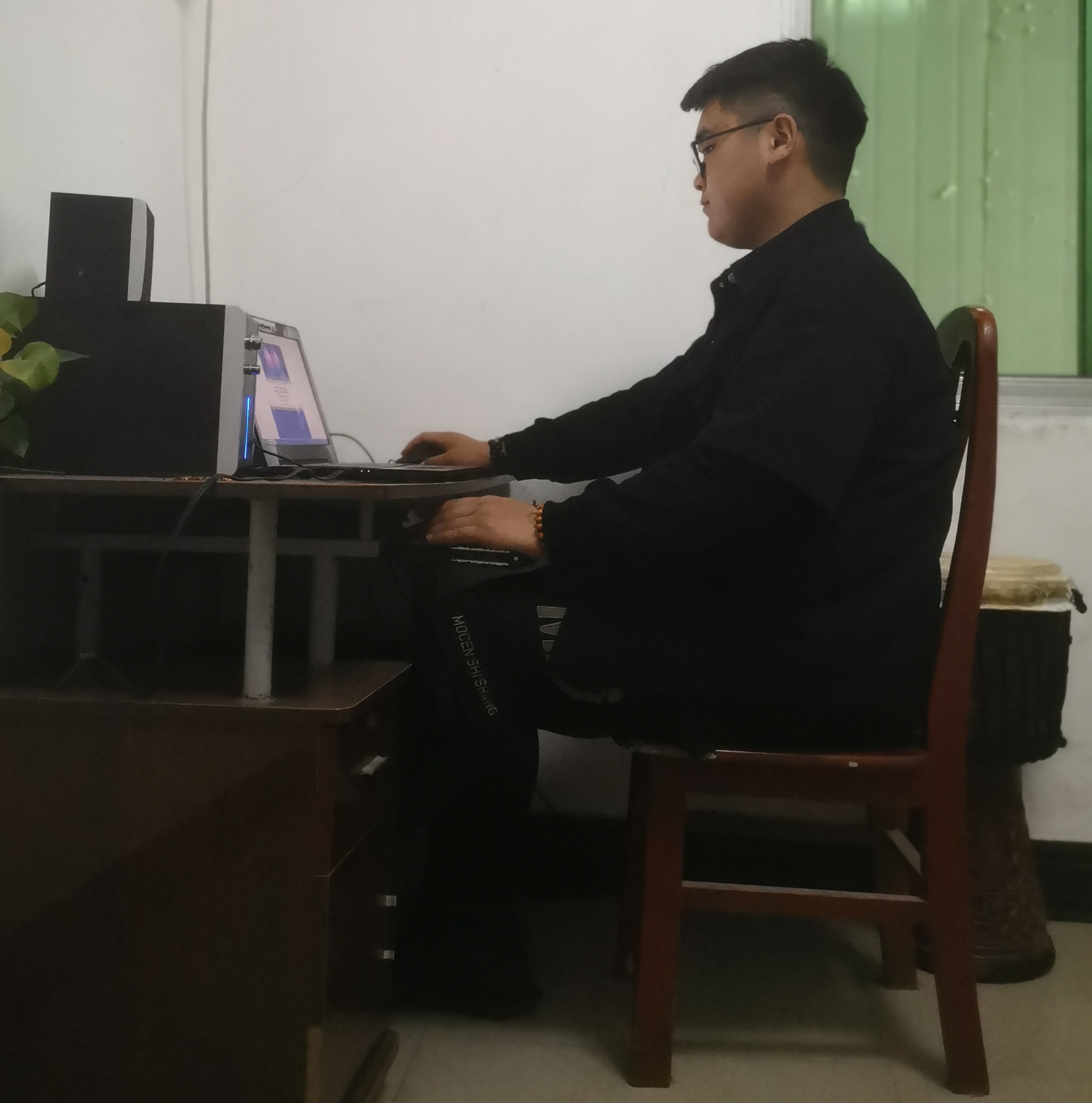 学生做微商销售员.jpg 学生做微商销售员.jpg