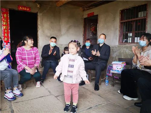 剑阁县教育系统慰问援鄂医务人员家庭