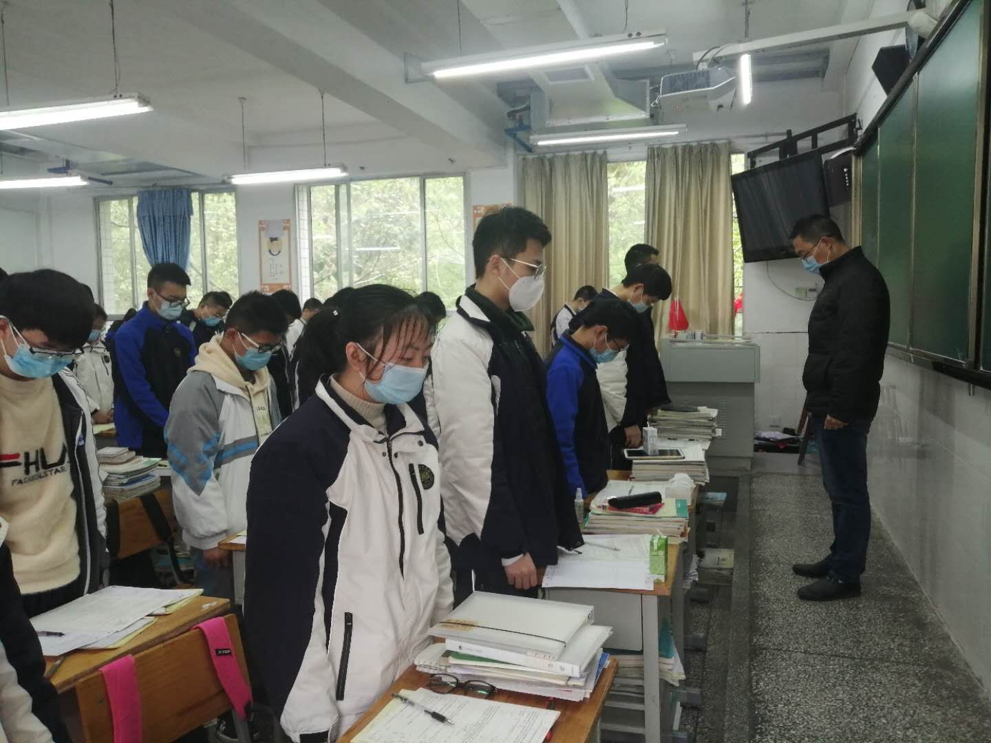 巴中师生清明致敬英雄，缅怀逝者
