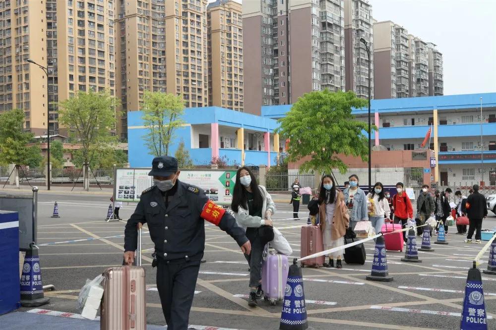率先在全省实现全面复课,乐山是如何做到的?
