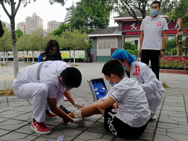 桑枣镇卫生园迅速抵达学校开展模拟救援 2.jpg