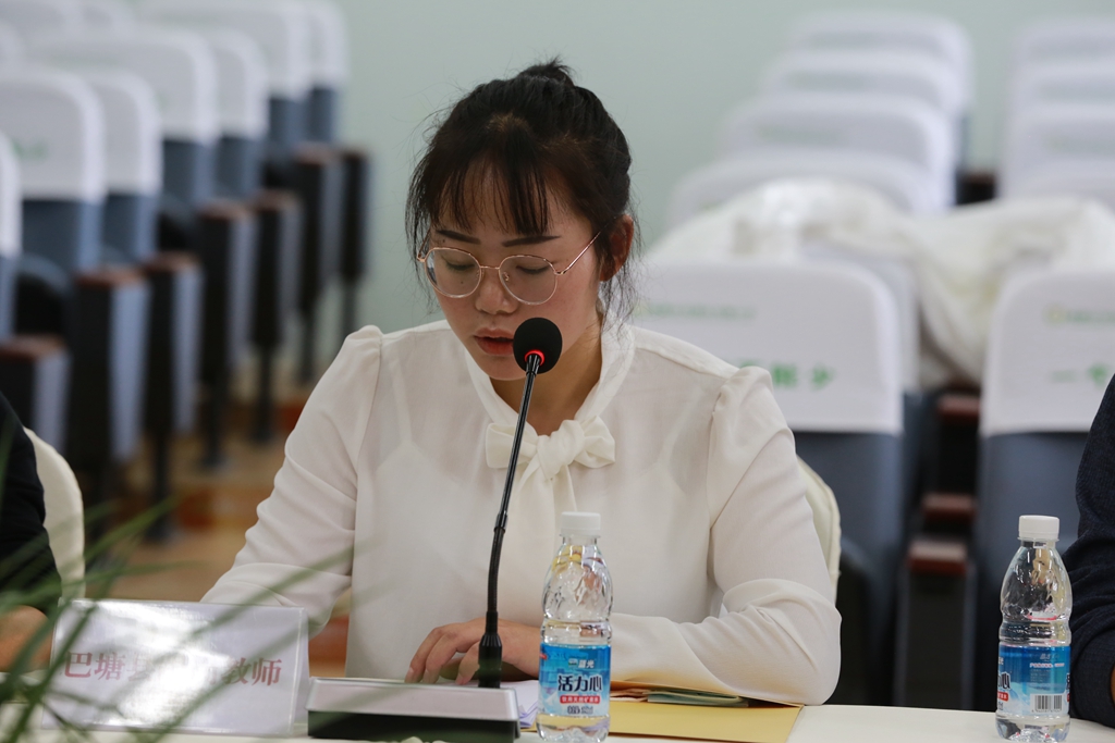 巴塘跟岗学习教师代表.JPG