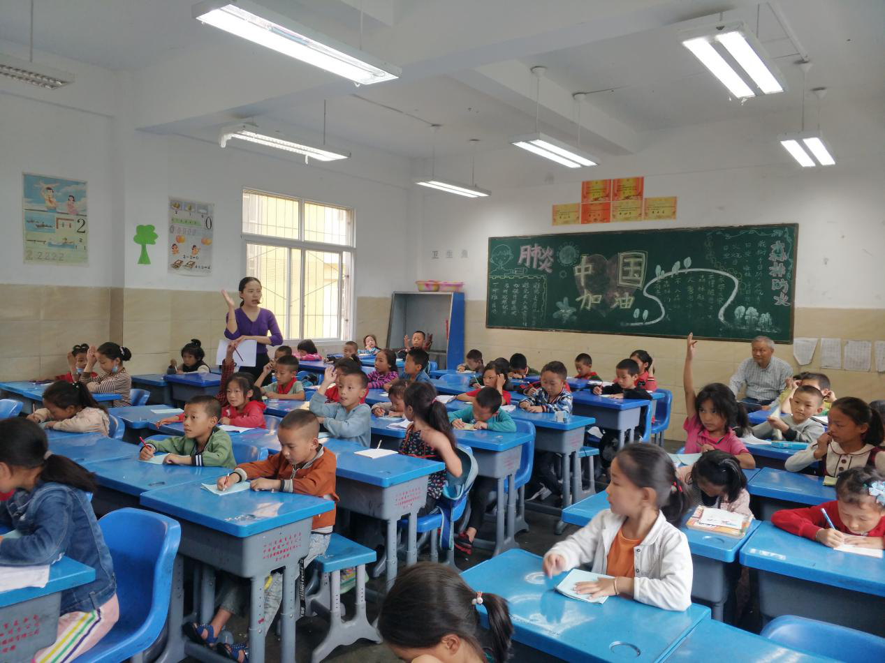 乐山师范学院专家组赴八寨九年一贯制学校送“国培”