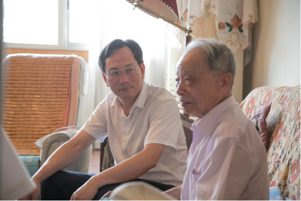 不忘初心送温暖,李江走访慰问老党员和生活困难党员