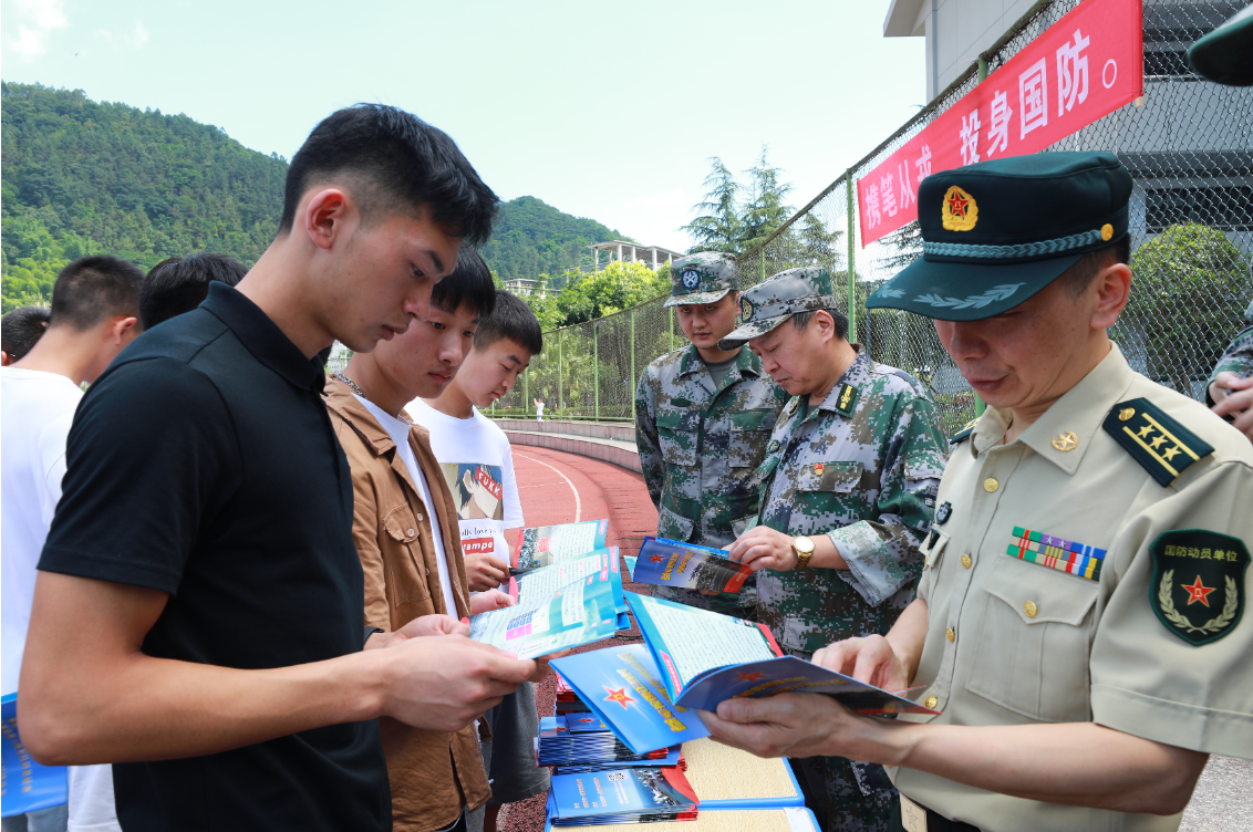 珙县：征兵宣传进学校，适龄学子涌了解