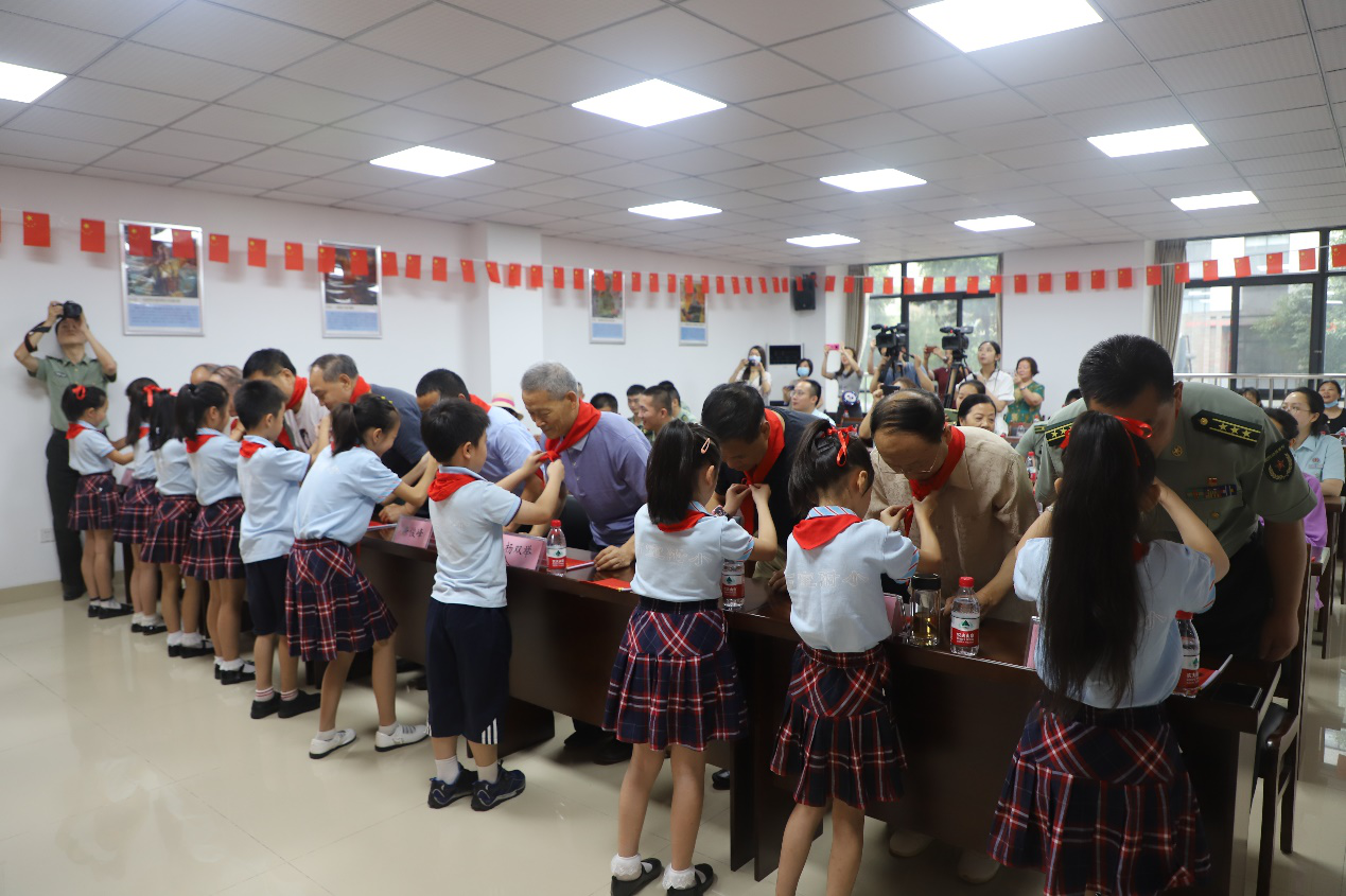 传承红色基因 成都市石室天府中学附小举行八一建军节慰问活动