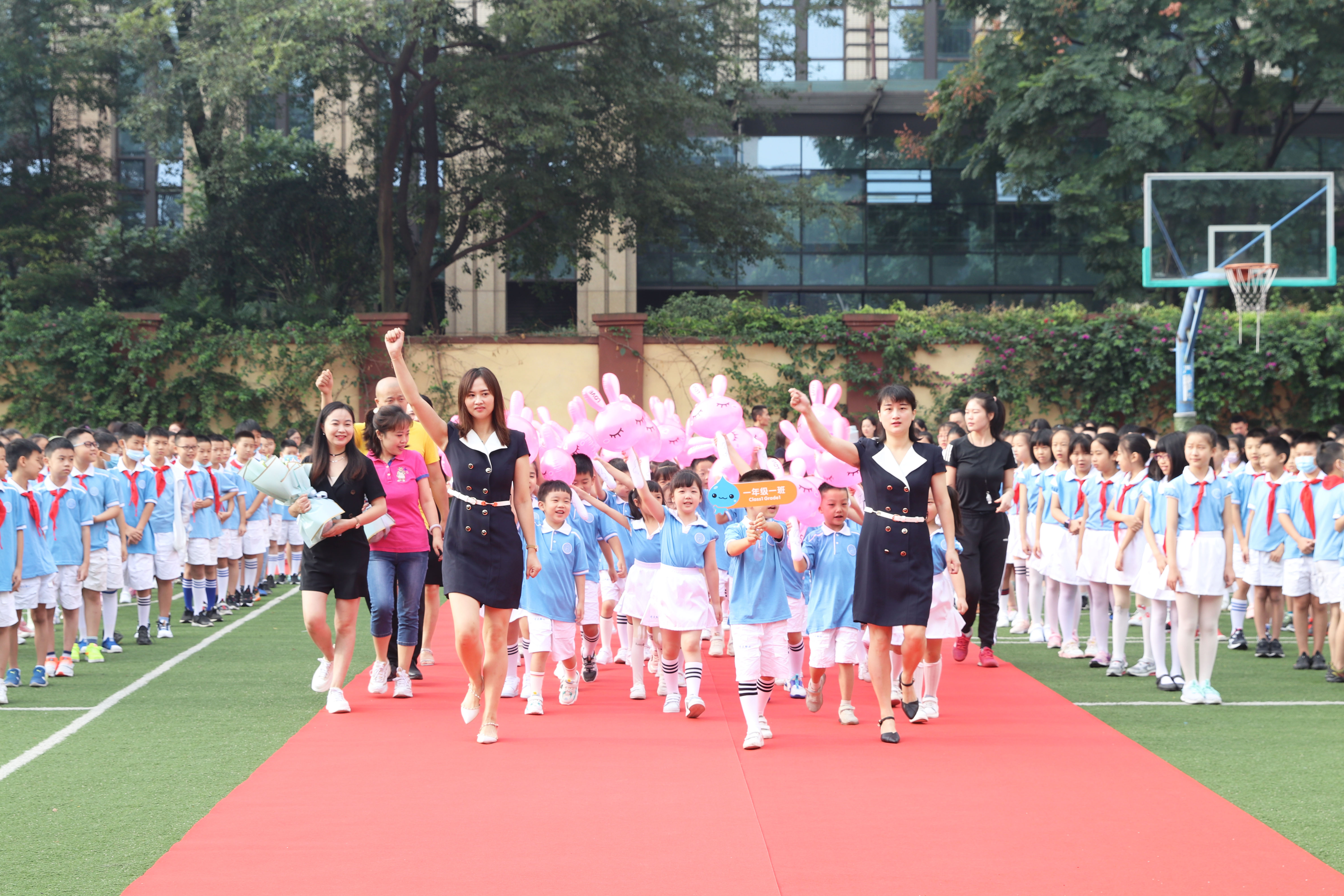 红毯迎新，开启新学期.JPG
