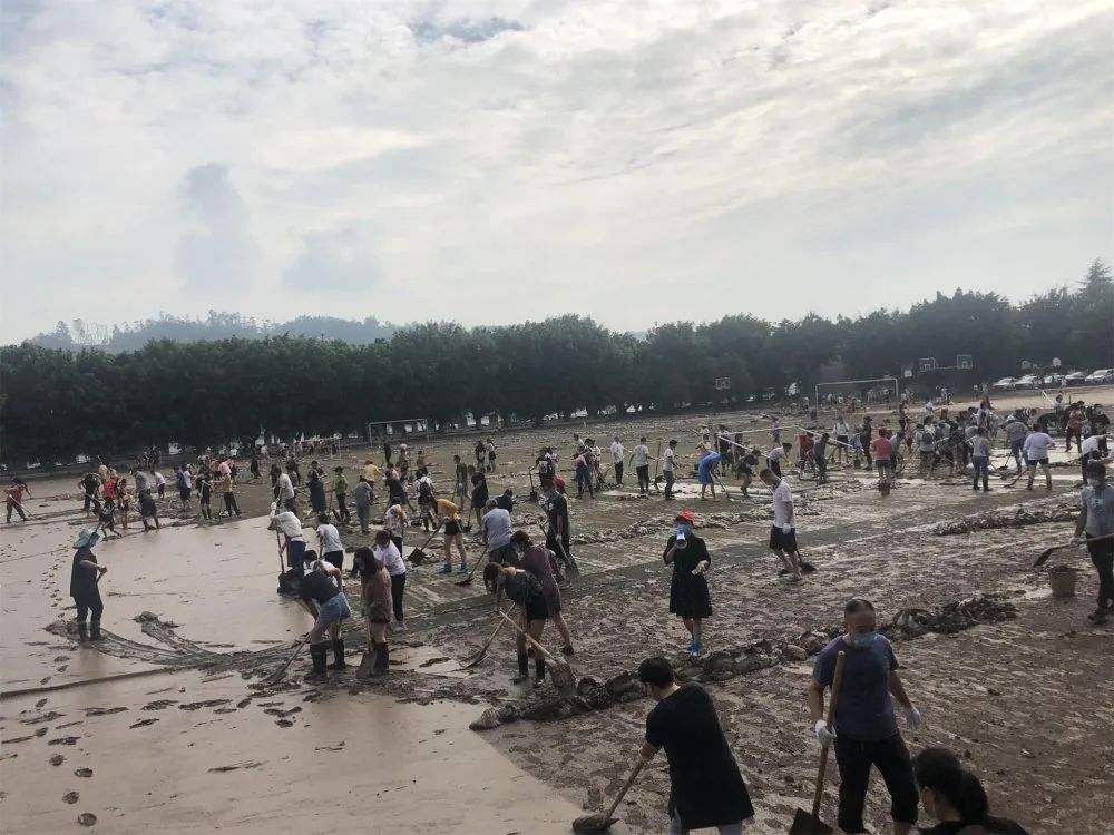 美丽校园,我们一起守护——犍为教育系统合力抗洪救灾守护校园