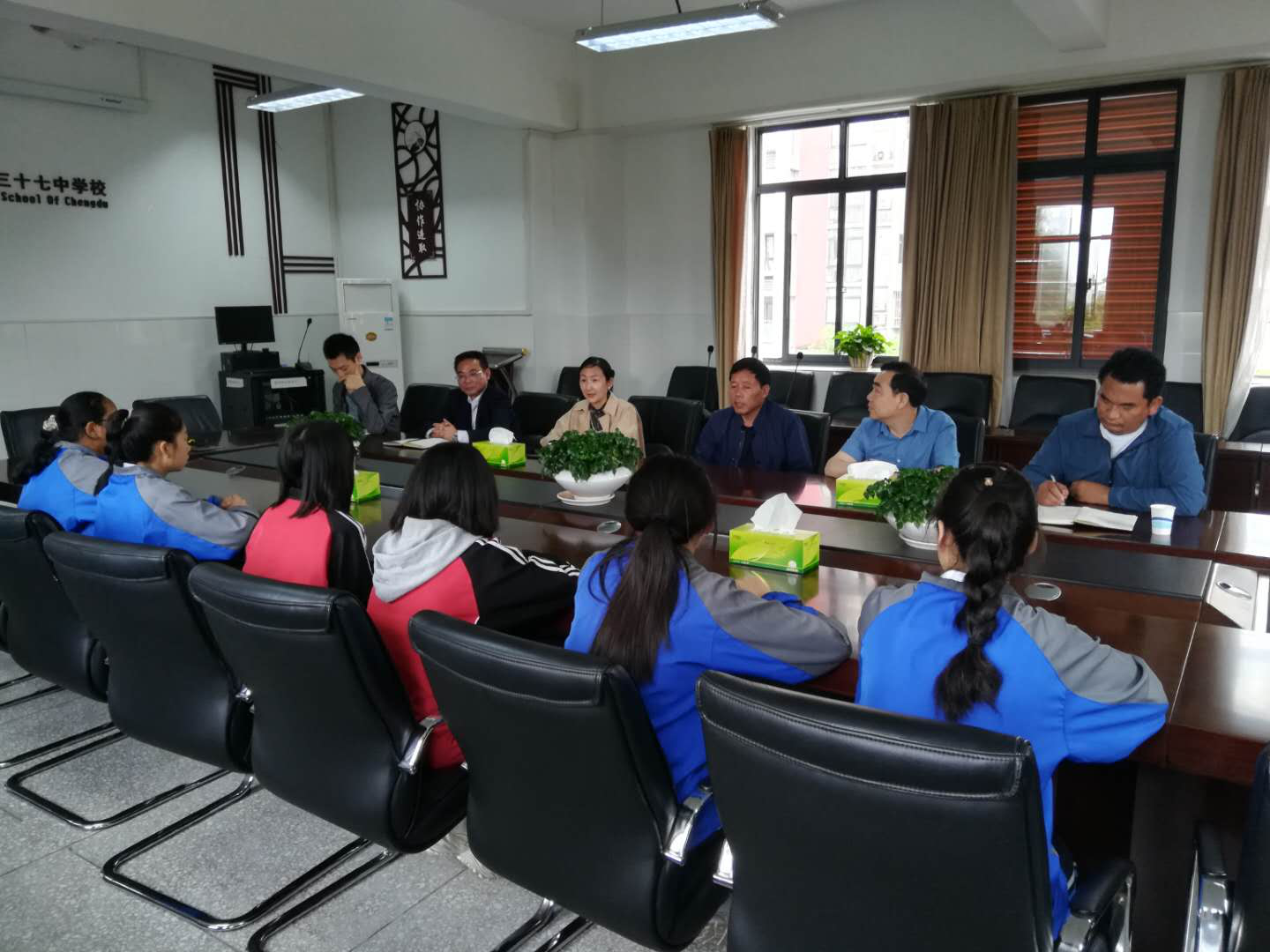 得荣县教体局赴成都看望得荣籍委培学生