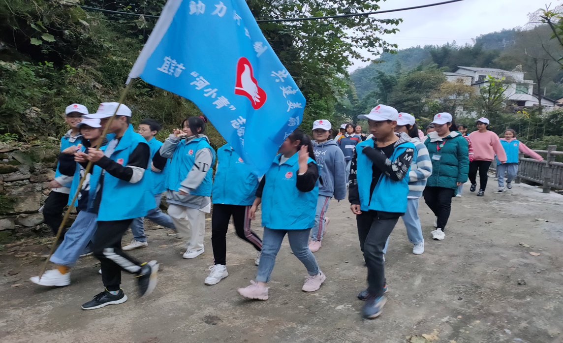 筠连县联合苗族乡中心校：组织共青团“河小青”志愿者开展巡河护河活动