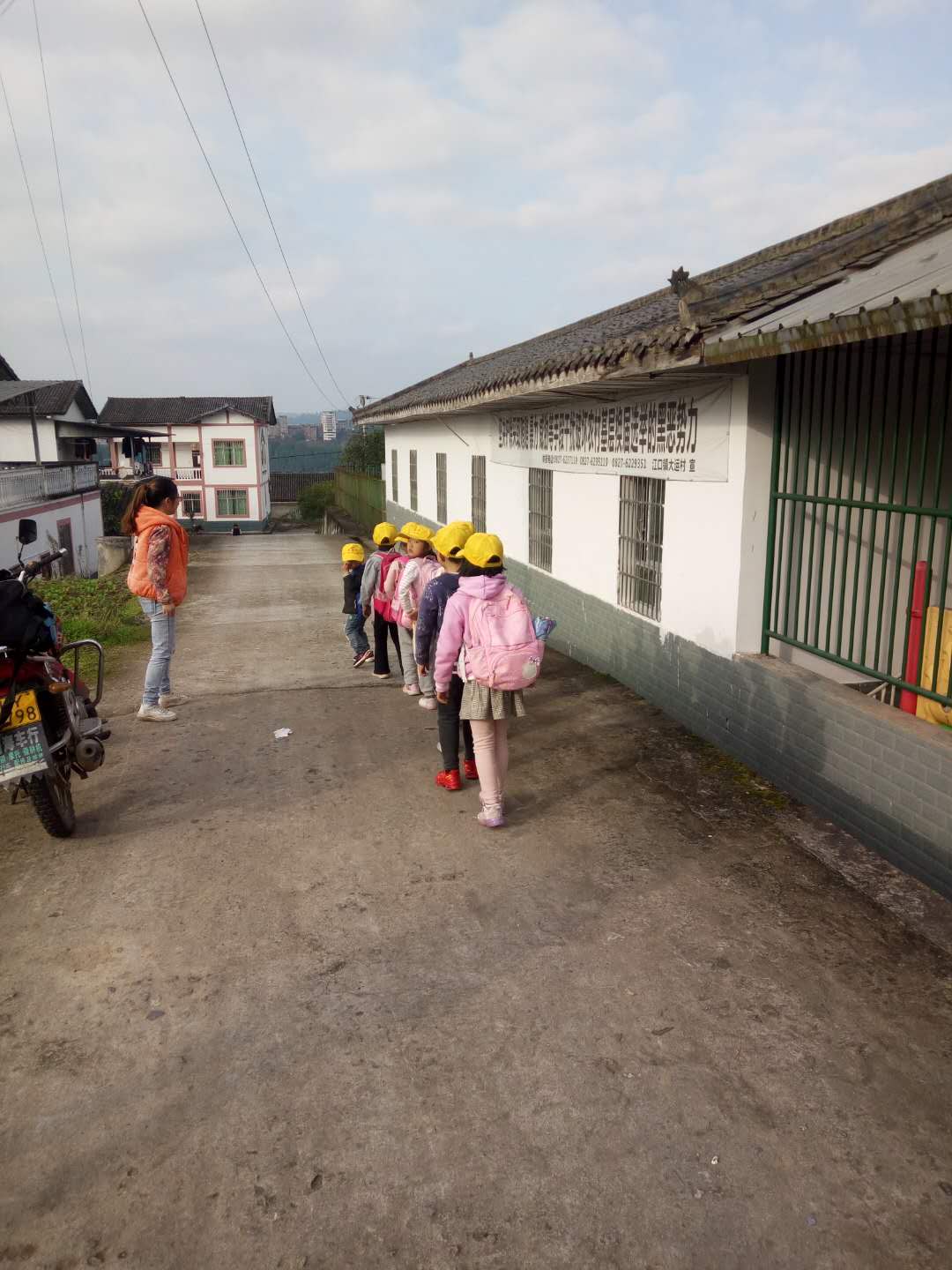 平昌县荔枝小学：“小黄帽路队制”保障上下学平安