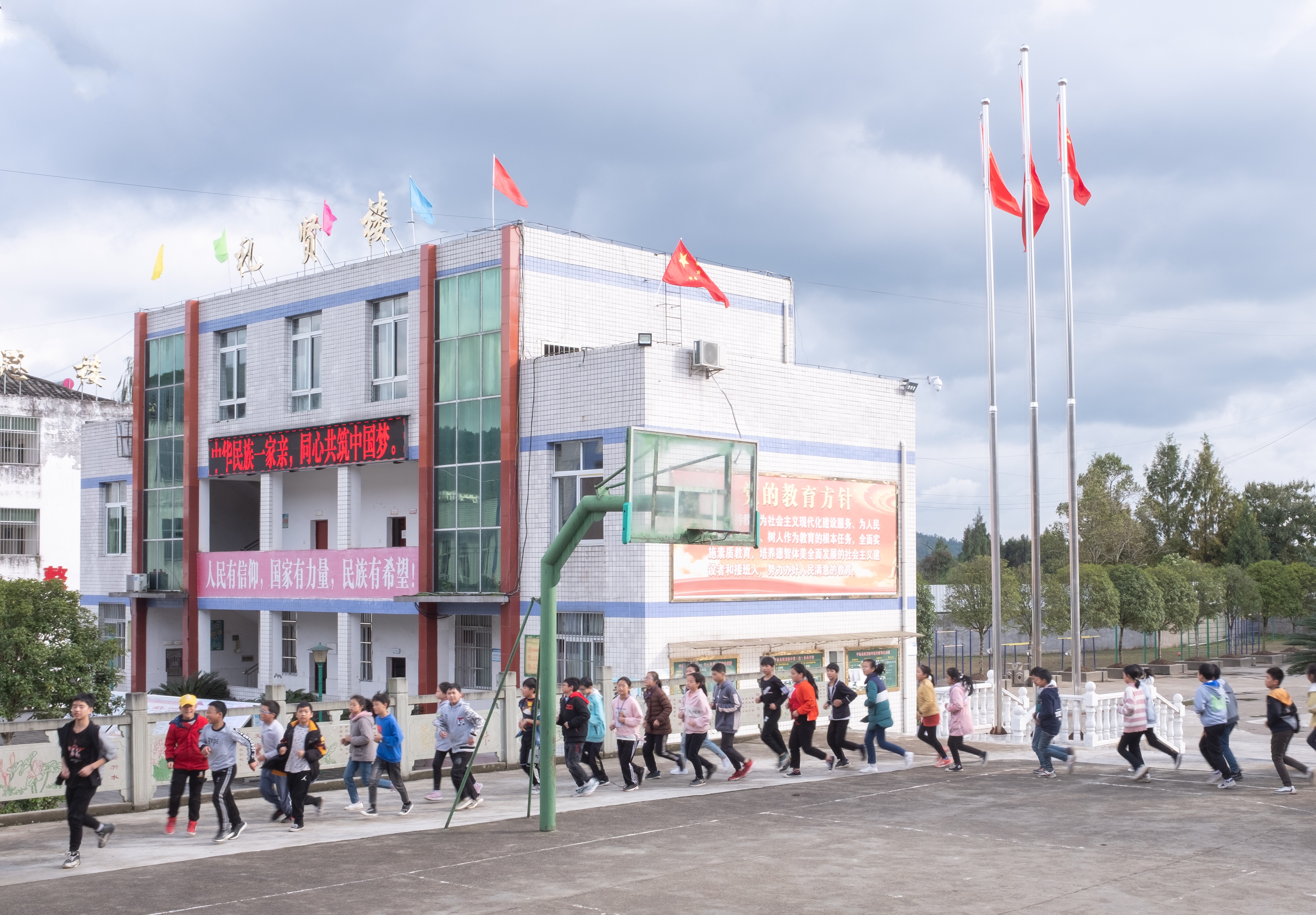 平昌县:办好家门口学校,按下县域教育发展“快进键”