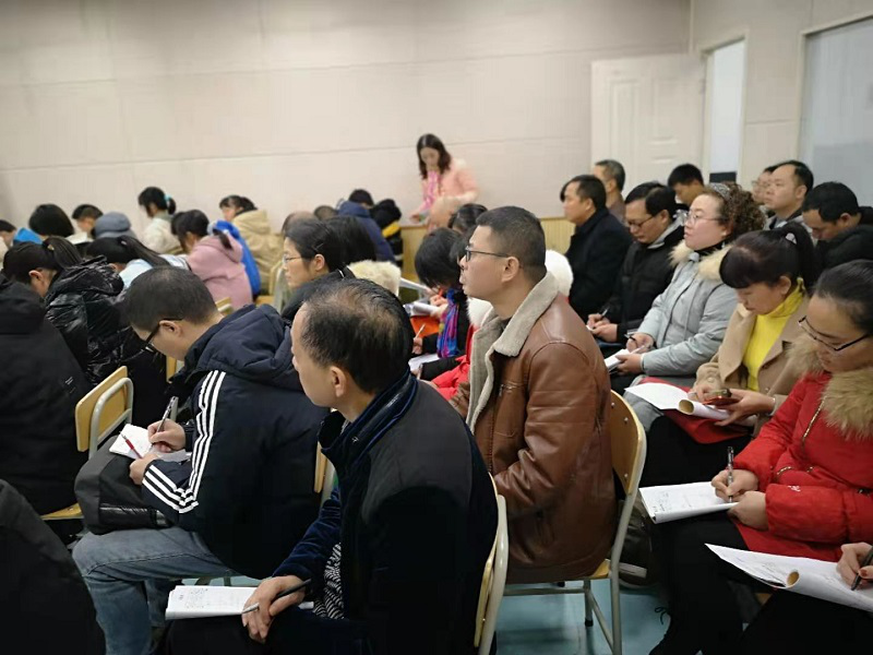 乐山高新区数学教师培训会在夹江二中召开