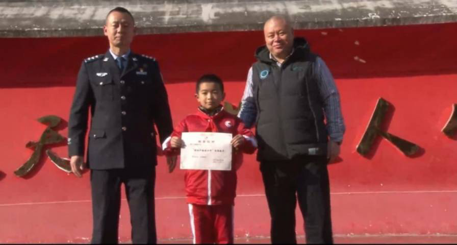 泸定桥小学：拾金不昧好少年，彰显社会正能量