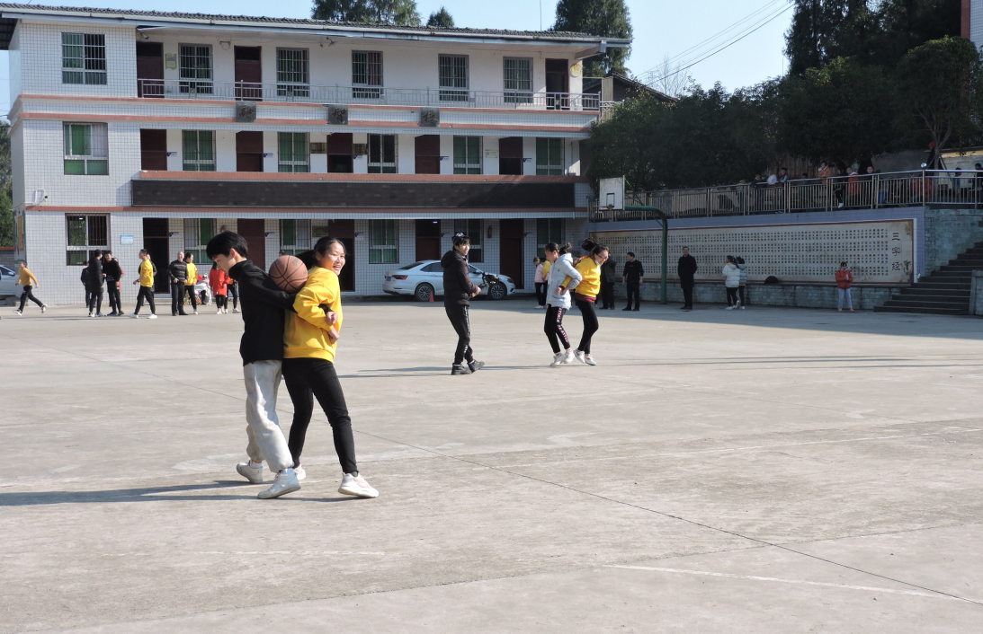 平昌县荔枝小学举行第六届冬季趣味运动会