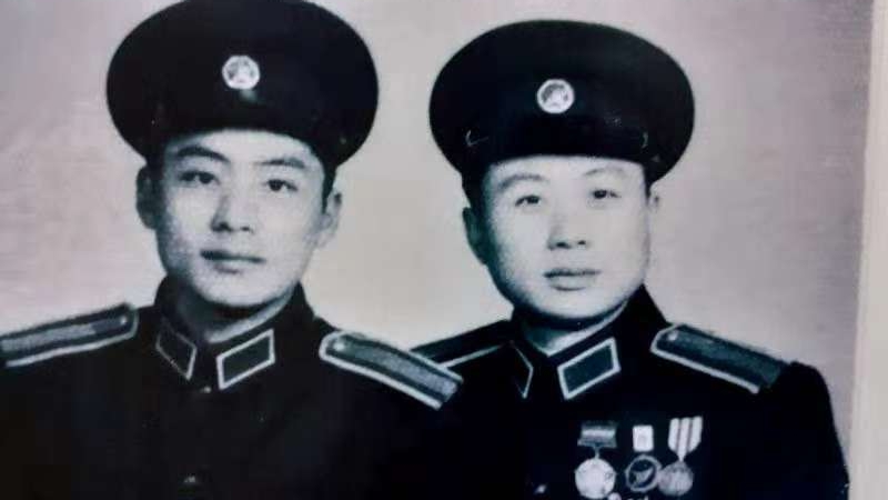 胡开(左)与战友合影.jpg 胡开(左)与战友合影.jpg