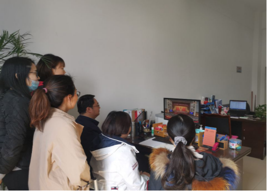 成都纺专师生对全国两会胜利召开反响热烈