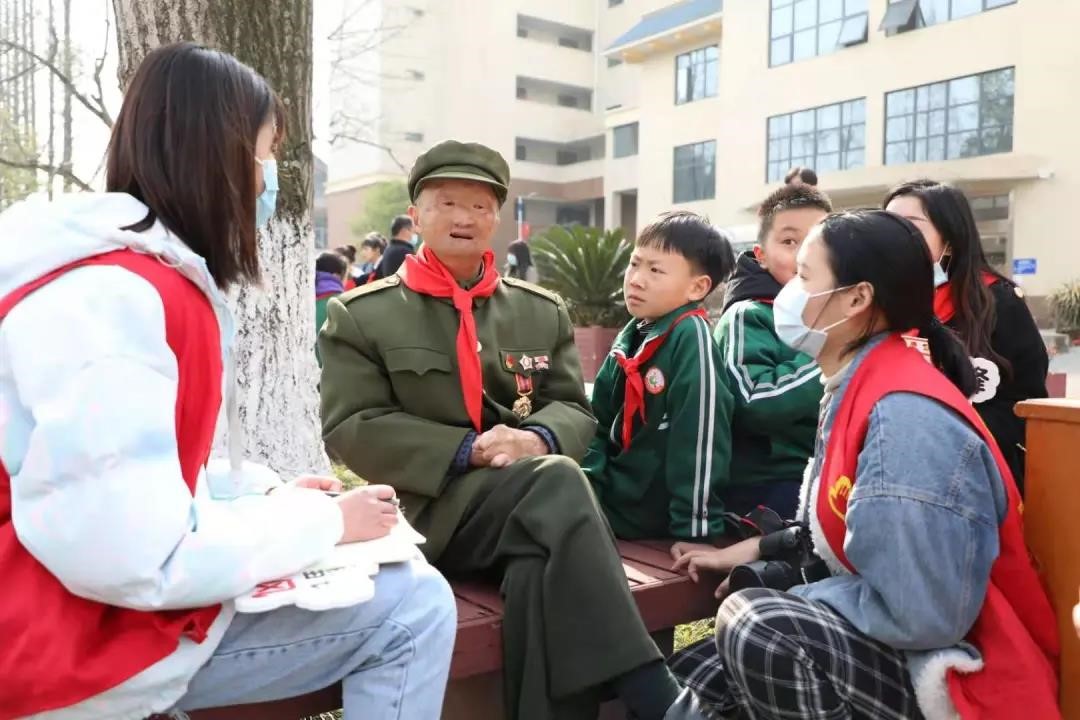“学雷锋纪念日”，成都市新都区少先队员走进荣军院致敬老英雄