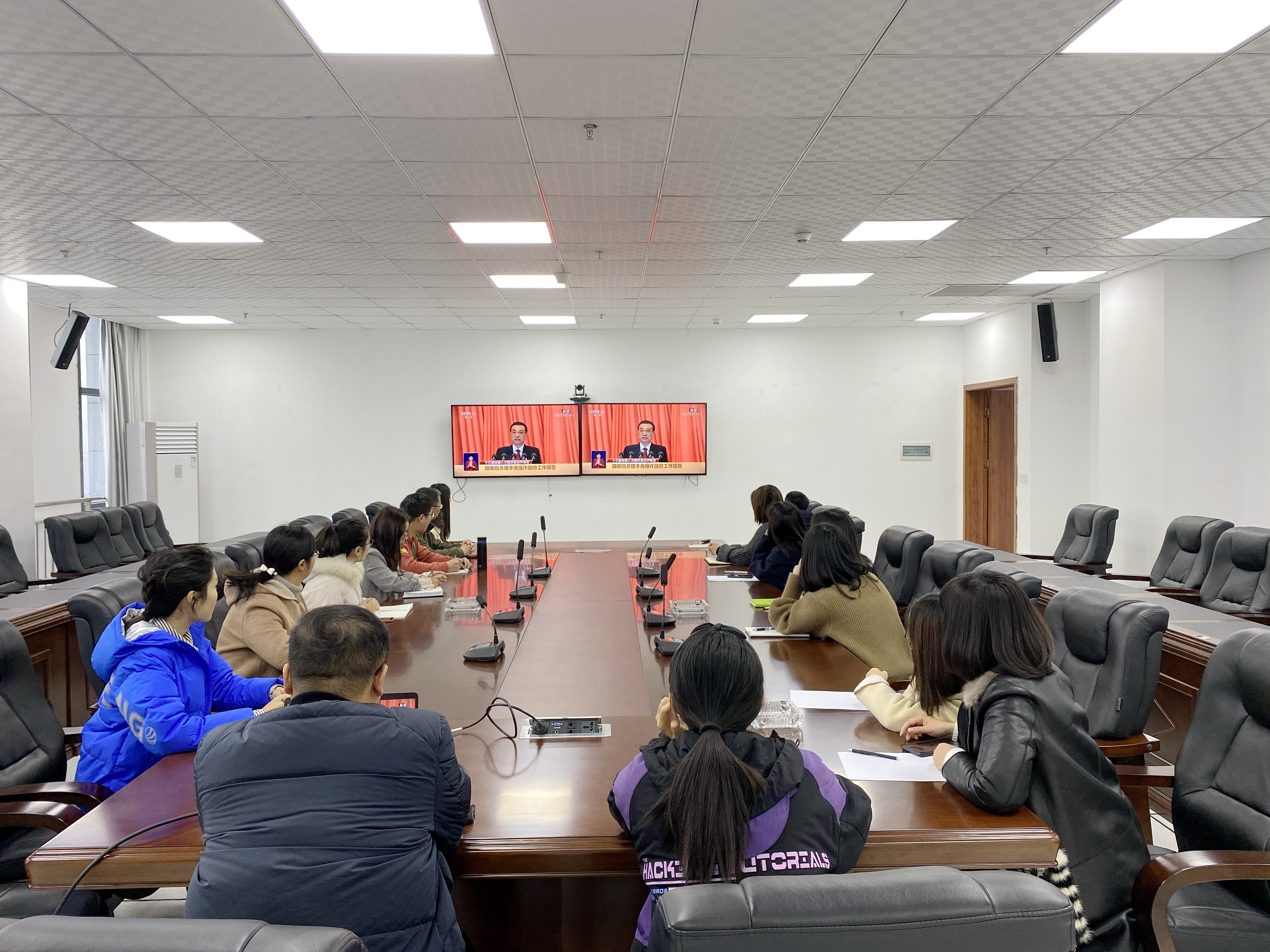 西华大学师生热议2021年全国两会